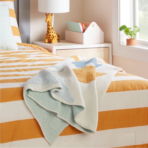 PILLOWFORT NWT knit shapes throw blanket -multi color -48x58 - Picture 4 of 7